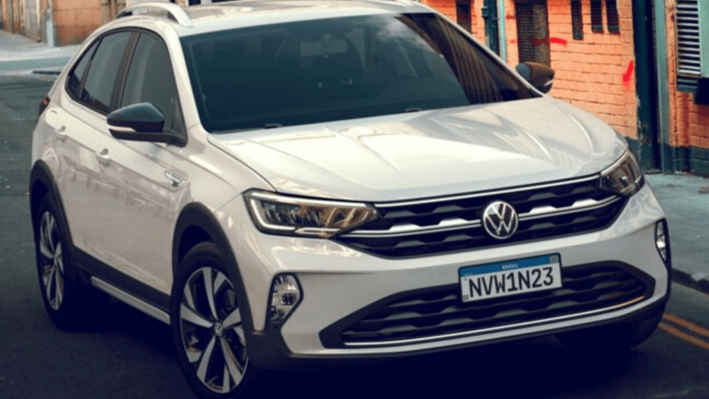 Volkswagen Nivus branco parado na diagonal.