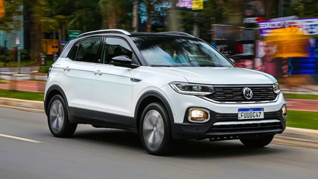 T-Cross branco em movimento na estrada.