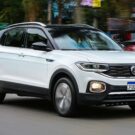 T-Cross branco em movimento na estrada.