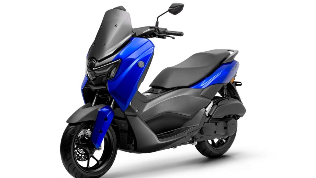 Yamaha NMax 160 2026 azul parado na diagonal.