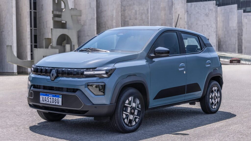 Renault Kwid E-Tech azul parado na diagonal.