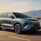 BYD Atto 8 verde em movimento na estrada.