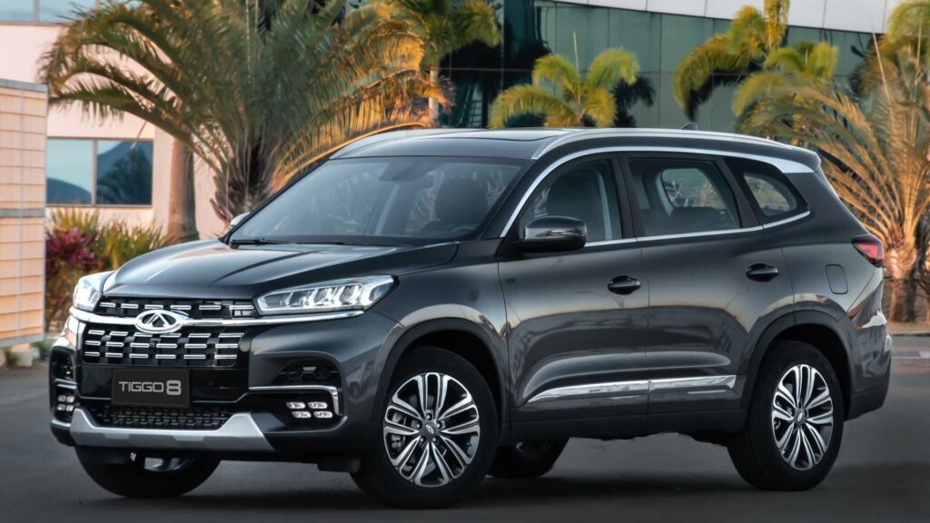 CAOA Chery Tiggo 8 cinza parado na diagonal.