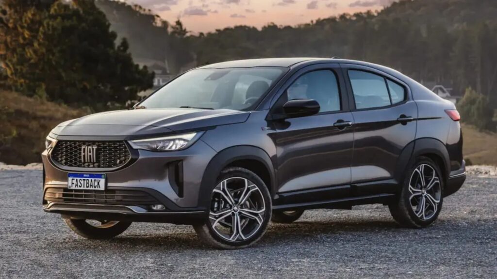 Fastaback cinza parado na diagonal.