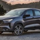 Fastaback cinza parado na diagonal.