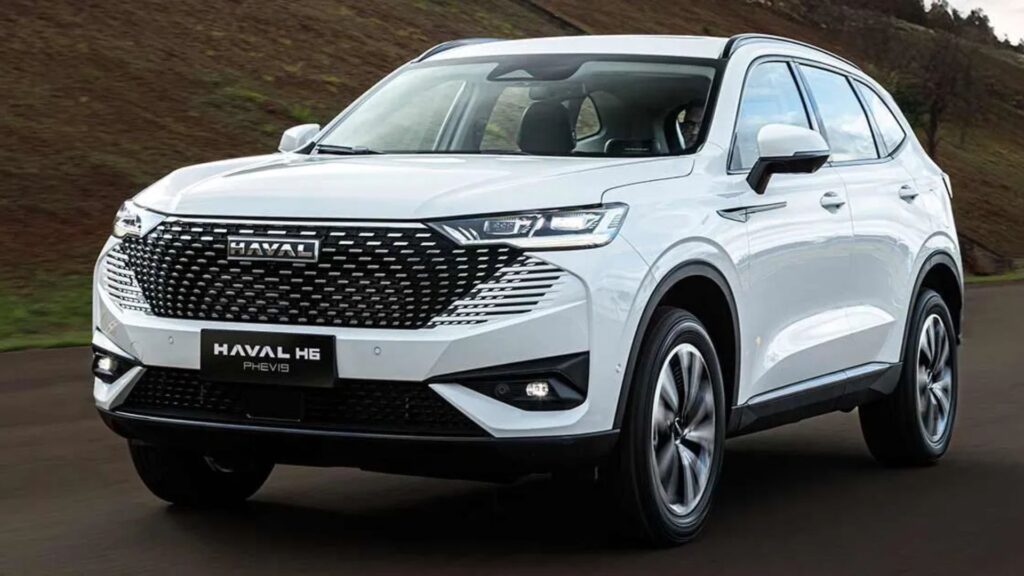 GWM Haval H6 branco em movimento na estrada.