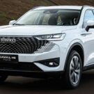 GWM Haval H6 branco em movimento na estrada.