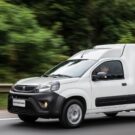 Carro branco em movimento na estrada.