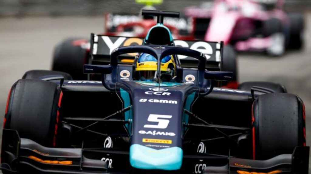 Carro da Formula 2 em movimento.