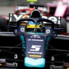 Carro da Formula 2 em movimento.