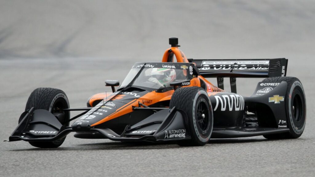 Carro da Fórmula Indy laranja com preto.