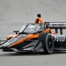 Carro da Fórmula Indy laranja com preto.