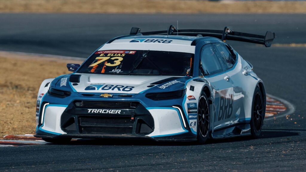 Carro da Stock Car Pro em movimento.