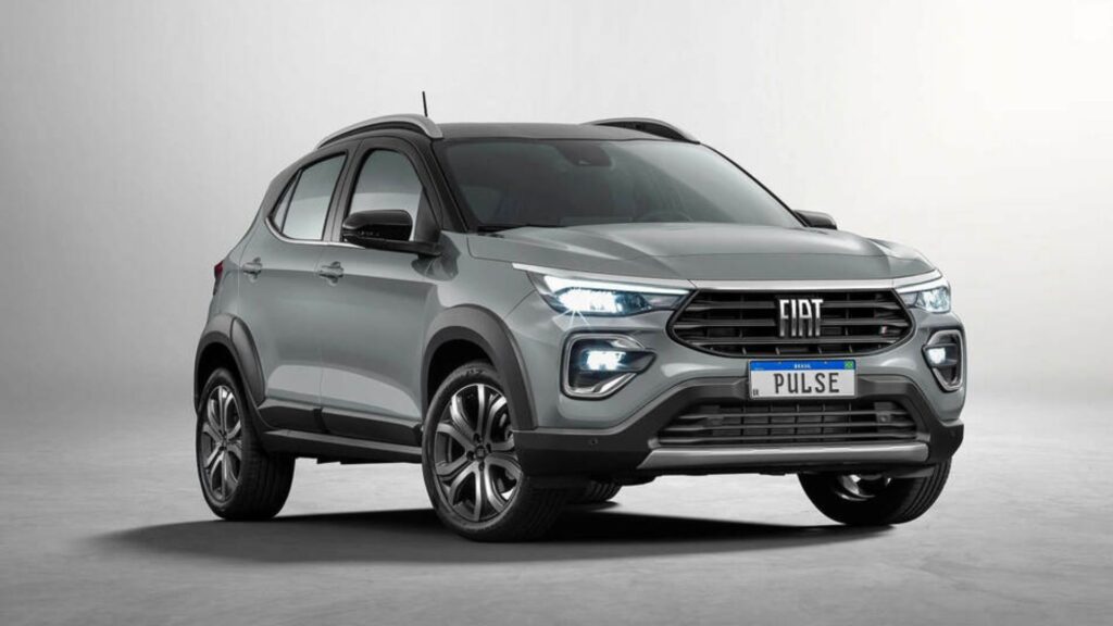 Fiat Pulse cinza parado na diagonal em um fundo cinza.