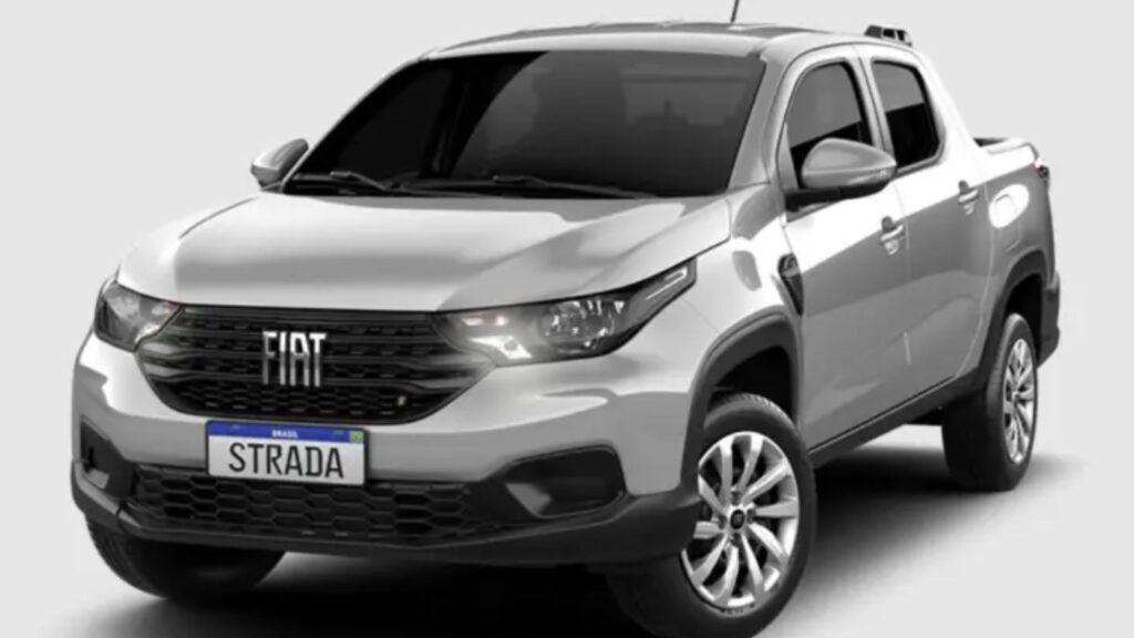 Fiat Strada prata parada na diagonal.