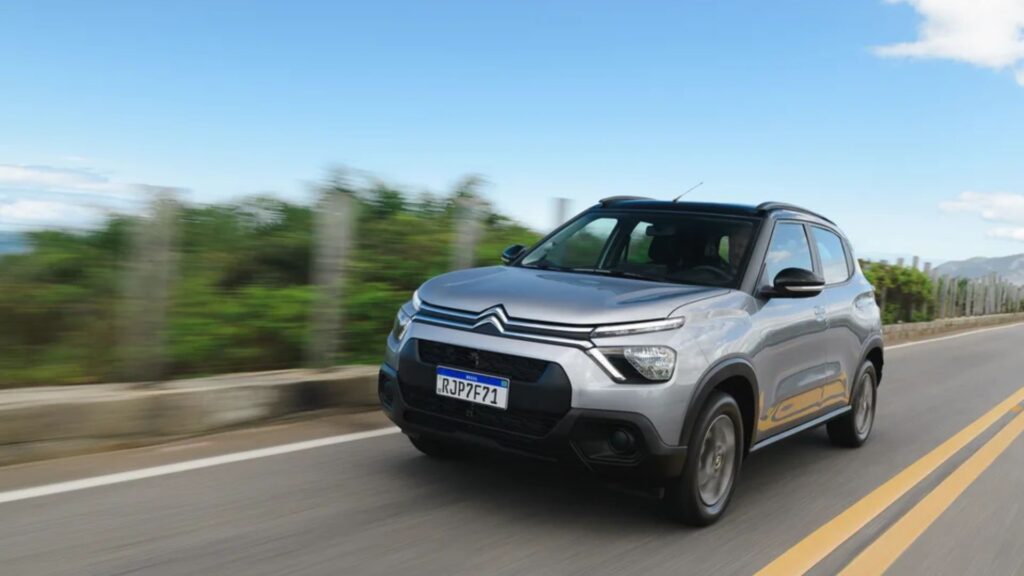 Citroën C3 Live 1.0 prata em movimento na estrada.