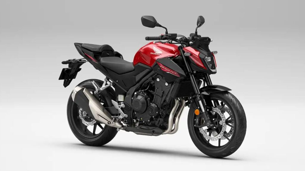 CB500 vermelha parada na diagonal em um fundo branco.