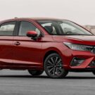 Honda City Hatch vermelho parado na diagonal.