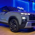 Hyundai PCD 2026 cinza parado na diagonal.