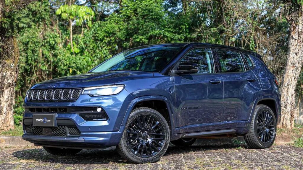 Jeep Compass 4xe azul parado na diagonal.