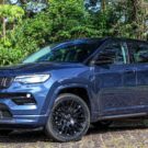 Jeep Compass 4xe azul parado na diagonal.