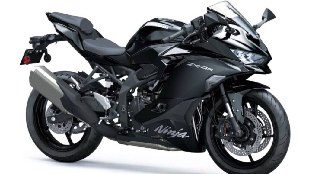Kawasaki Ninja ZX-4R 2026 preto parado na diagonal no fundo branco.