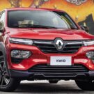 Kwid vermelho parado na diagonal.