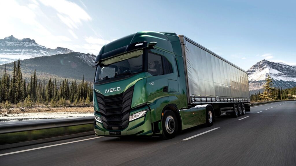 Iveco S-Way 2026 verde em movimento na estrada.