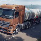 Mercedes-Benz Actros 2653 laranja em movimento na estrada.