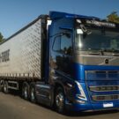 Volvo FH azul em movimento na rodovia.