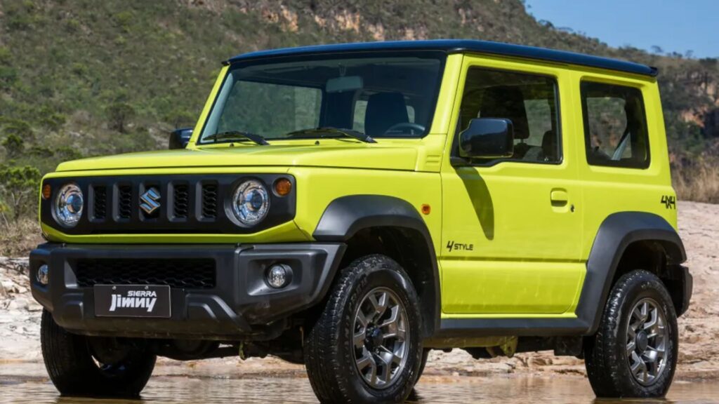 Suzuki Jimny Sierra verde parado na diagonal.