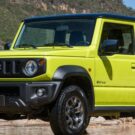 Suzuki Jimny Sierra verde parado na diagonal.