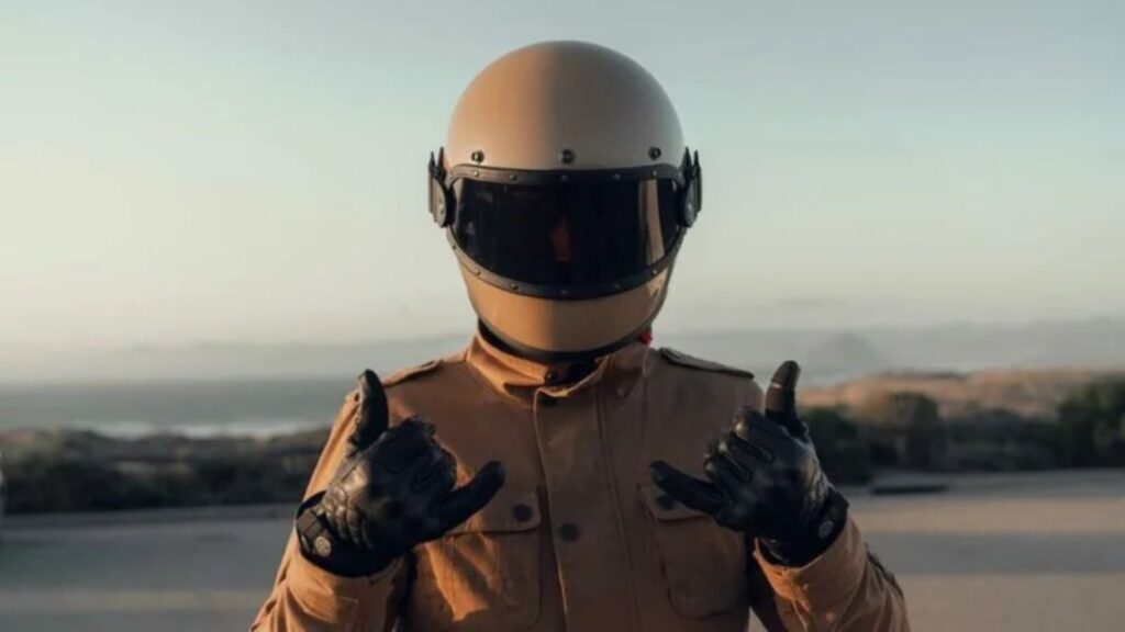 Motoqueiro de capacete no meio da foto.