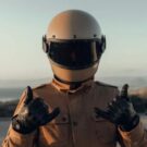 Motoqueiro de capacete no meio da foto.