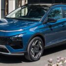 Hyundai Bayon azul parado na beirada da estrada.