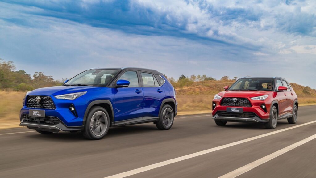 Dois Toyota Yaris Cross na estrada.