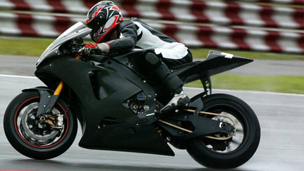 Moto de carenagem andando em pista.