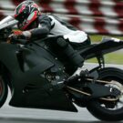 Moto de carenagem andando em pista.