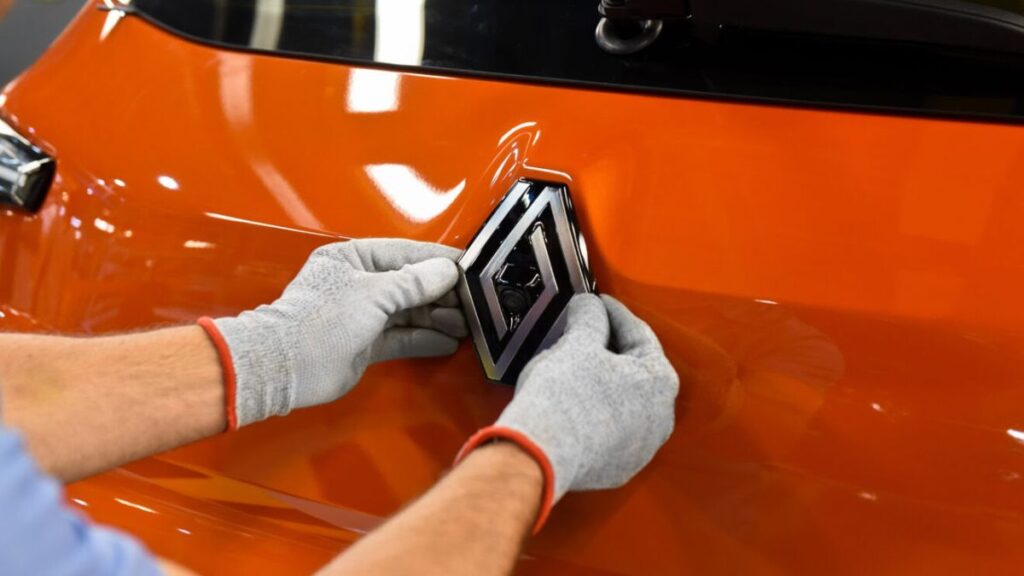 carro da renault tendo simbolo colocado