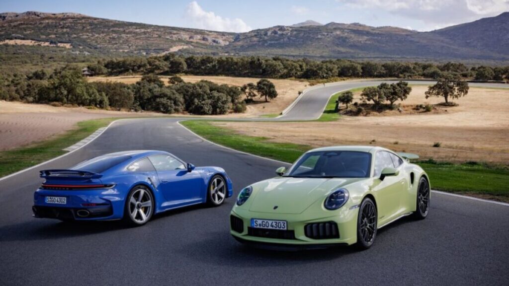 Duas Porsche 911 azul e amarela.