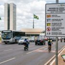 Homem do Detran fiscalizando.