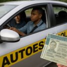 Homem fazendo aula de autoescola