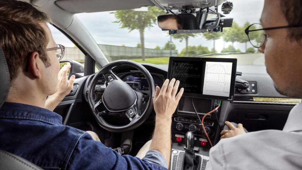 Homem testando piloto automático