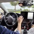 Homem testando piloto automático