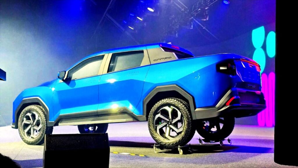 Lateral de picape azul em exposição