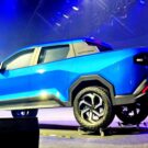 Lateral de picape azul em exposição