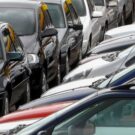 carros enfileirados