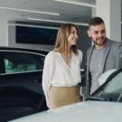 Homem e mulher olhando carro