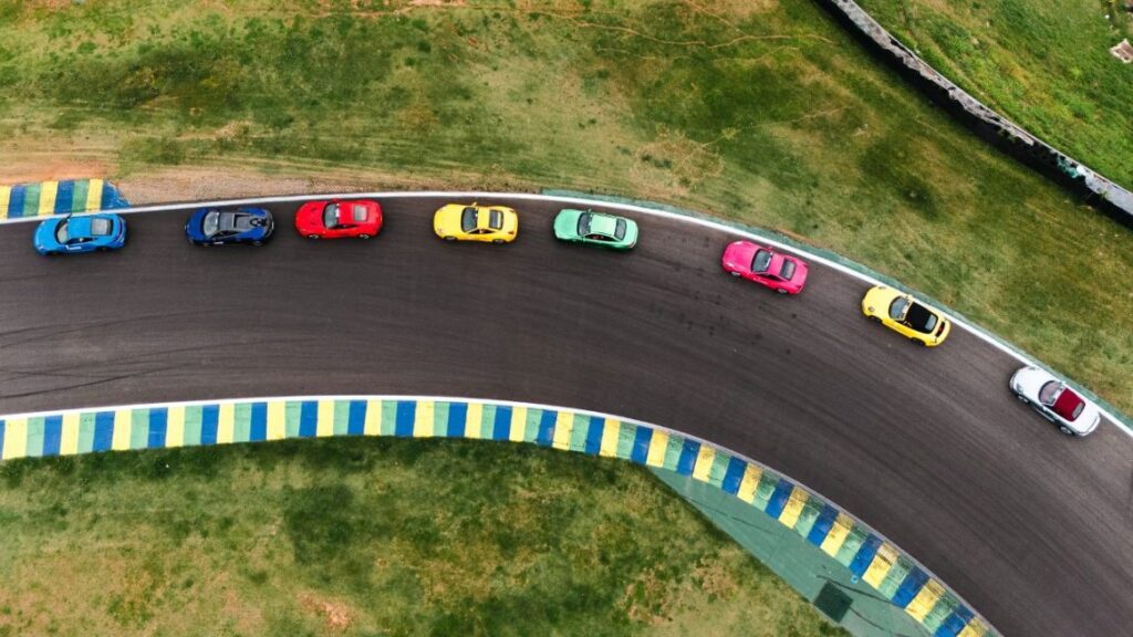 carros em pista de corrida