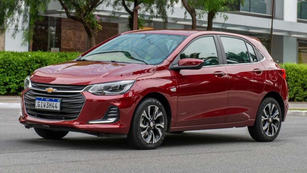 Chevrolet Onix vermelho na diagonal